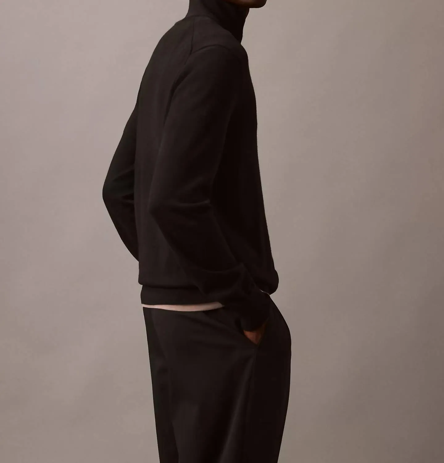 Fine Merino Wool Blend Quarter Zip Sweater In Black